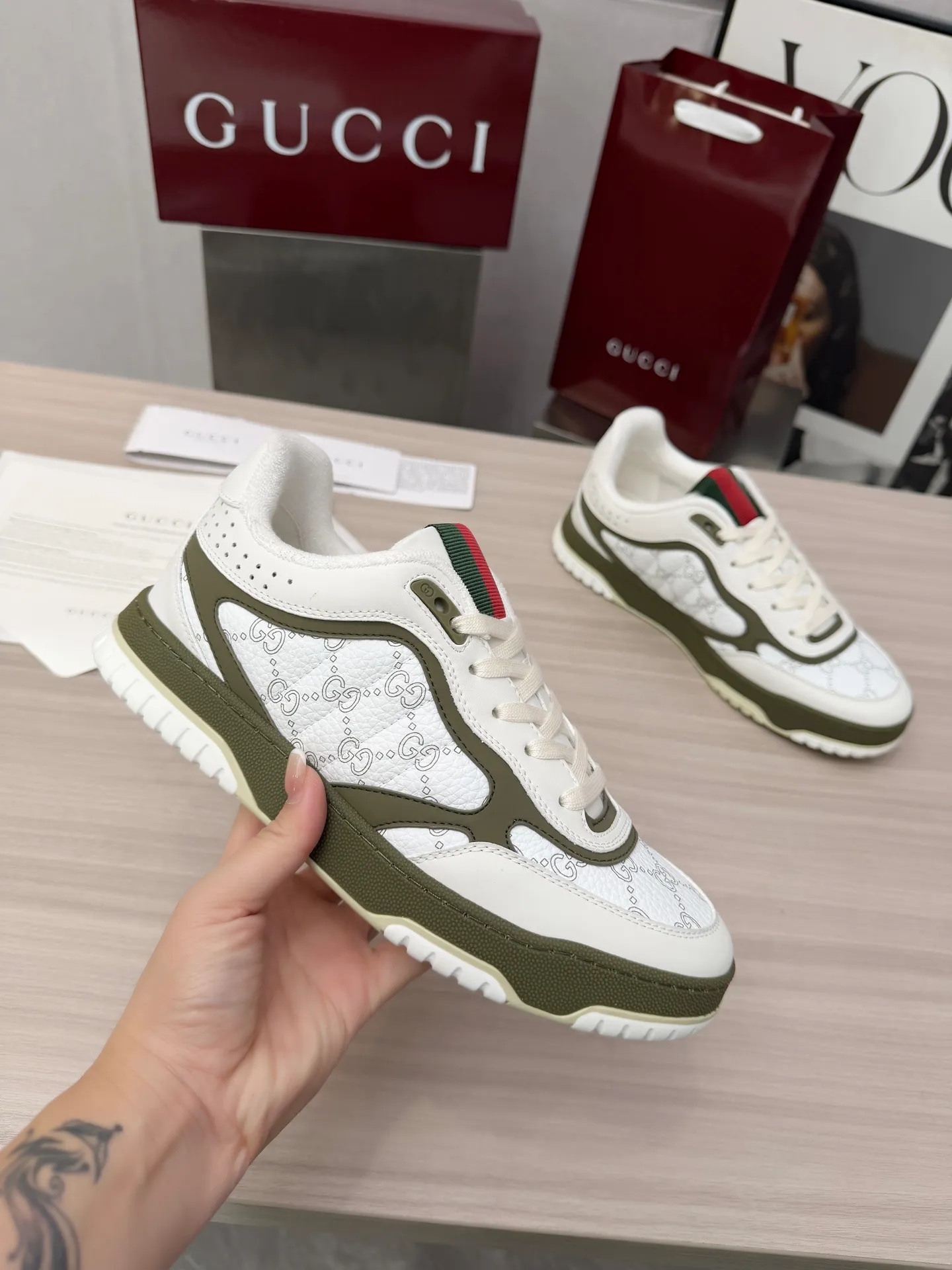[G Home] P: 600💰 Couple size: Female 35-40. Male 39-44 (45 custom-made) 🆕2025.GUCC Gucci original order quality The latest popular high and low top aged couple sneakers series shipped original purchase development and production, this high and low top sneakers adopt a basketball-style silhouette design, cleverly integrated with hollow panels and distressed effects, showing unique ingenuity. The ingenuity incorporates brand logo details such as interlocking Double G styling accessories and Gucci lettering, a low-key tribute to the brand's design heritage. Exquisite packaging at the delivery counter 🛍📦 ▪️ Fabric: Original customized imported first-layer cowhide ▪️ Inner lining: Imported first-layer cowhide ▪️ Sole: Original molded two-color TPU sole ▪️ Sole thickness: 3cm